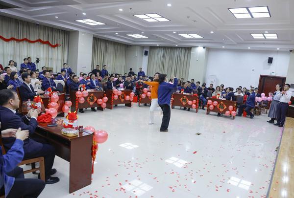 司举办2024喜迎新春趣味活动龙8头号玩家庆新年 迎新春 公